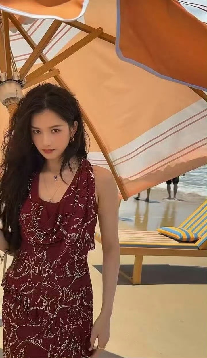 张婧仪卷发红裙张婧仪VOGUE盛典活动造型张婧仪vogue出发造型，老婆好美，美