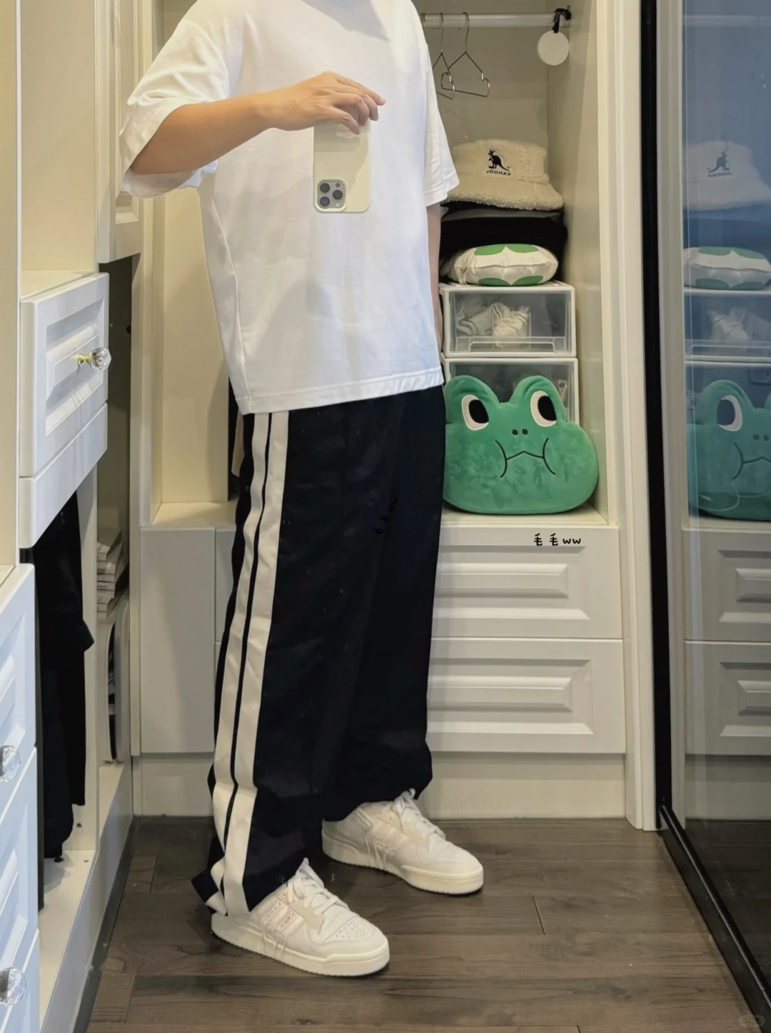 白色体恤｜直筒裤穿搭