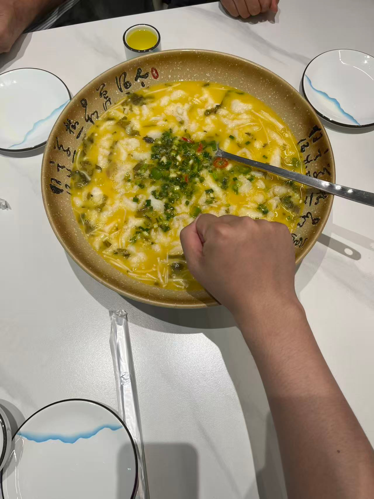 没人告诉我菜量这么大啊？跟朋友去吃饭，点了三道菜，第一道上来的时候我惊呆了。最后