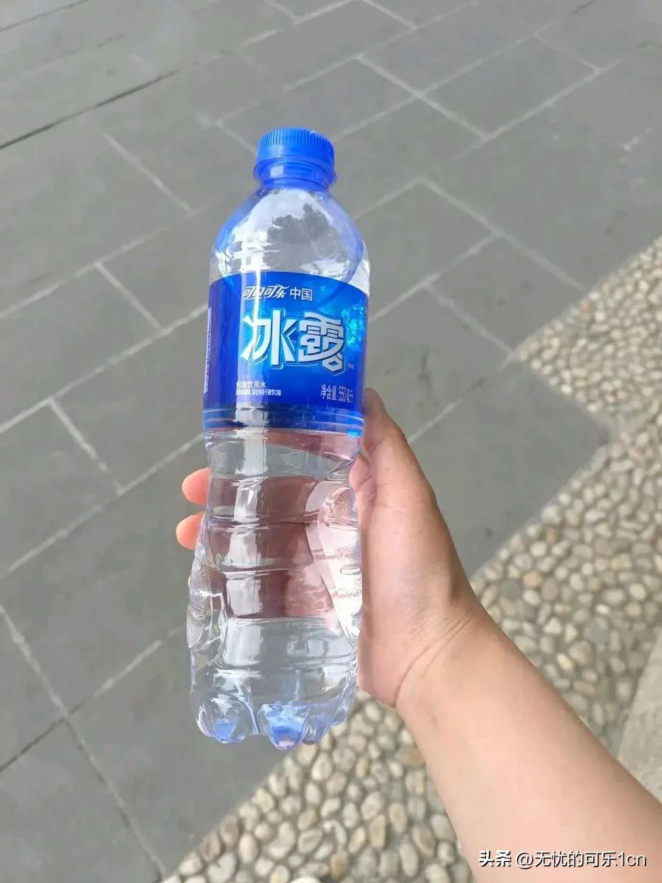同样是矿泉水
同样卖1元钱1瓶。
为什么冰露的包装瓶就与众不同，那么软，再装满水