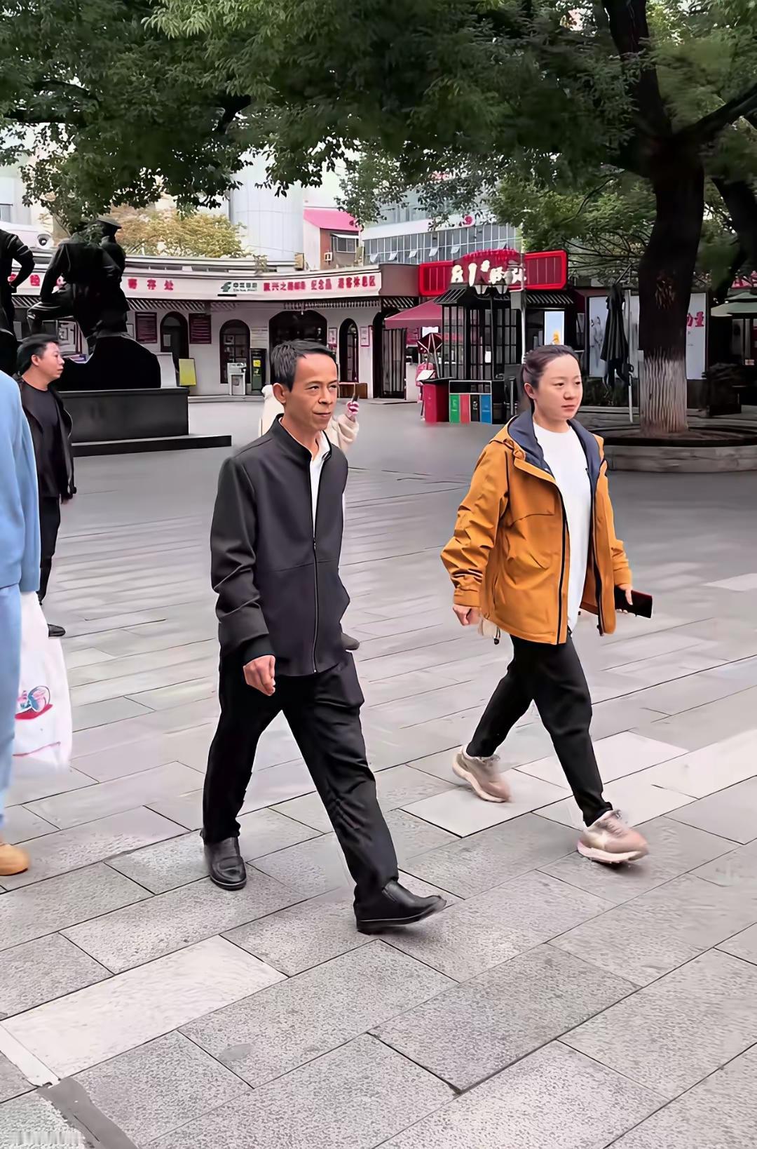 鸡排哥，这人，别看身瘦个小，尖嘴猴腮，其貌不扬，但其口才绝佳，气场十足。
看看这