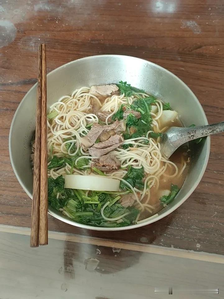今天中午给老公煮了一碗高汤牛肉面，必须来炫一下！🍜

牛腱子肉是昨天买的，小火