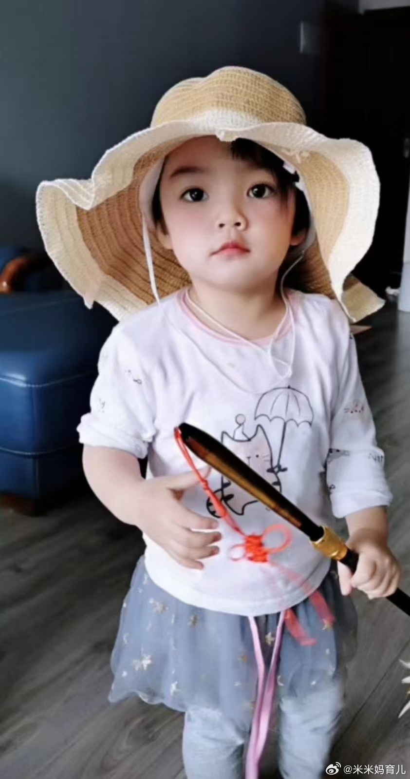 昨天小姨发了一些米米小时候视频出来～我也突然翻到了几张～这位小女侠～还有这个小机