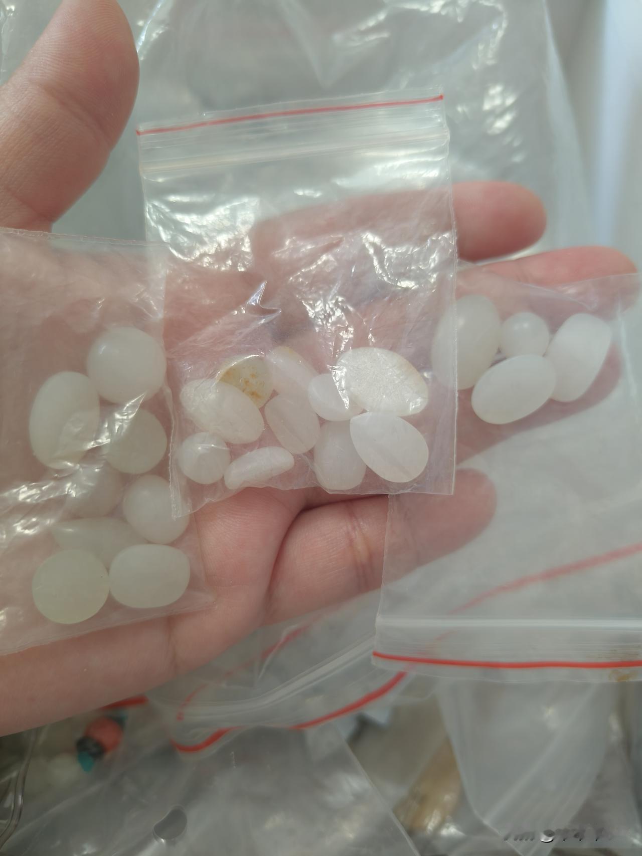 今天大盘不太好，不过我还是看涨，观点不变。
有人问玉，我就拿点玉出来看看，然后就