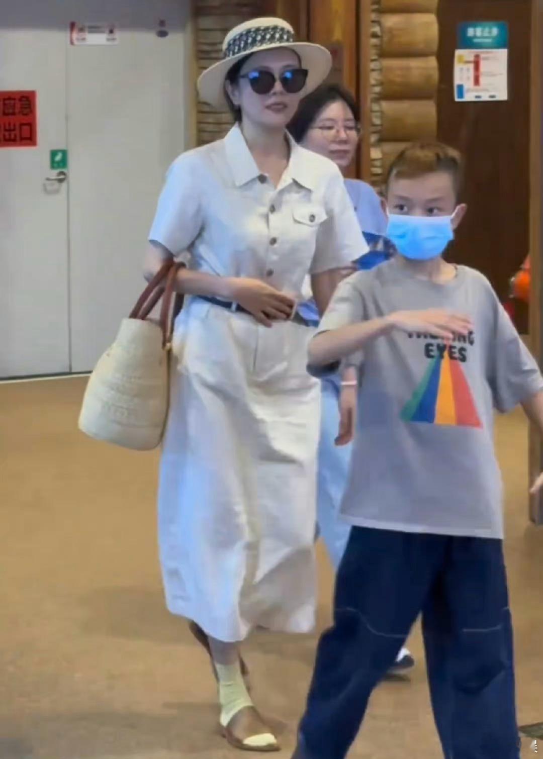 #偶遇杨乐乐带儿子外出##汪涵儿子都这么大了# 偶遇明星母子日常，杨乐乐带着小沐