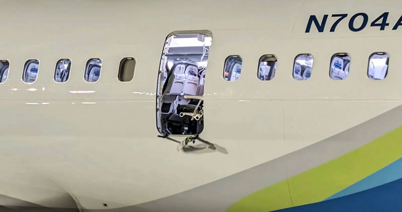 美国联合航空公司表示，检查发现波音 737 MAX 飞机面板上的螺栓松动。737