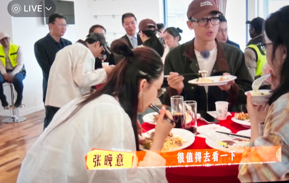 李沁真的是见过食量最正常的女明星，每次看到吃饭都是一大碗米饭，而不是只有蔬菜沙拉