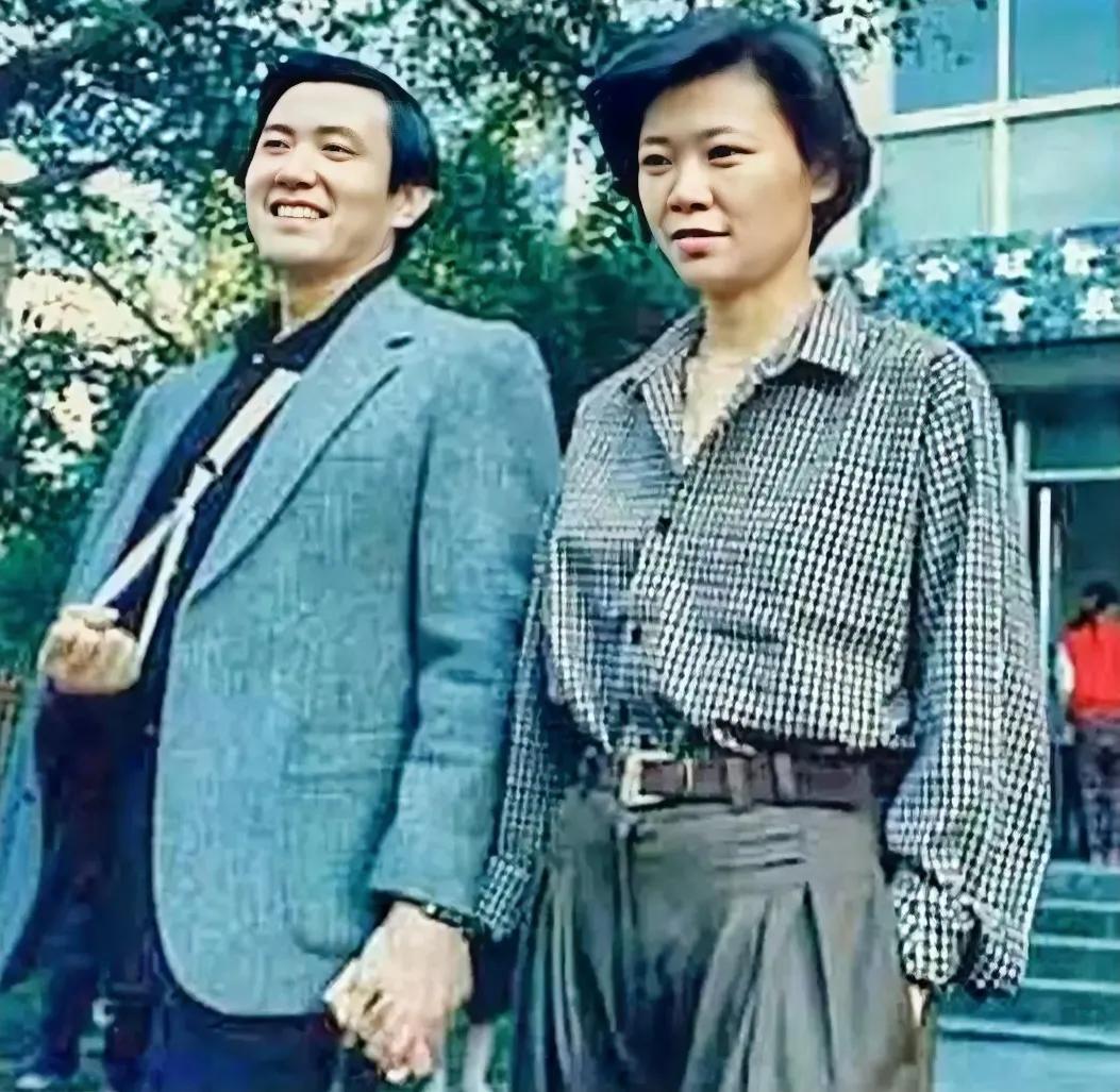 90年代，马英九拉着妻子的手，留下了这一张合影，镜头前的马英九英俊帅气，妻子周美