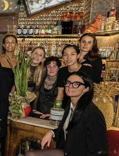 看看庄宇珊新合影，这沉稳低调的气质与赛场上霸气十足的形象反差太大了[呲牙]
瞧，