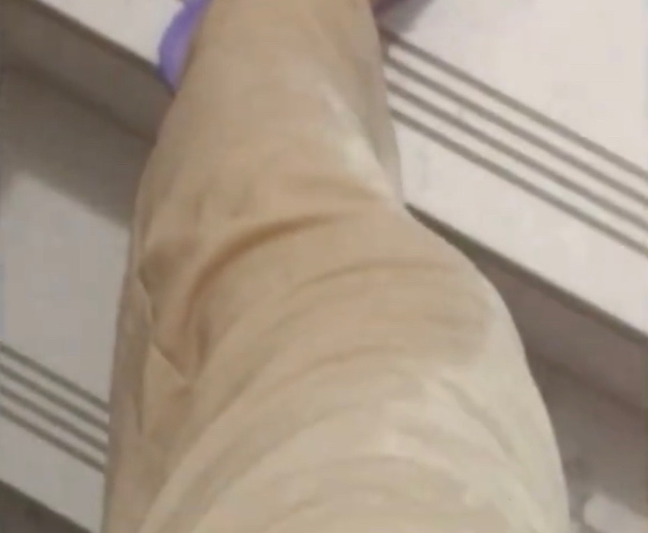 6月29日，网友反映：玉林容县女子在鸡档口被白色小车贱一身水。 玉林