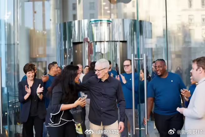 库克现身零售店庆iPhone17发售，表示对数据非常满意，果然苹果一旦不挤牙膏，