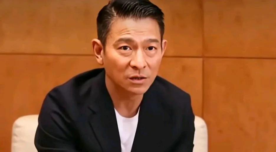 一晃刘德华的女儿也到了上学的年纪。刘德华每月花25万给女儿请了保镖，24小时保护