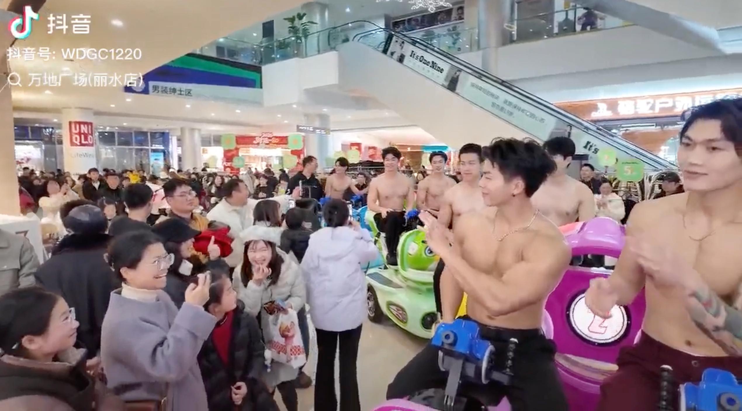 这几天刷到了不少“华为门店请男模跳舞”的视频，所以就去了解了下，发现这事和华为其