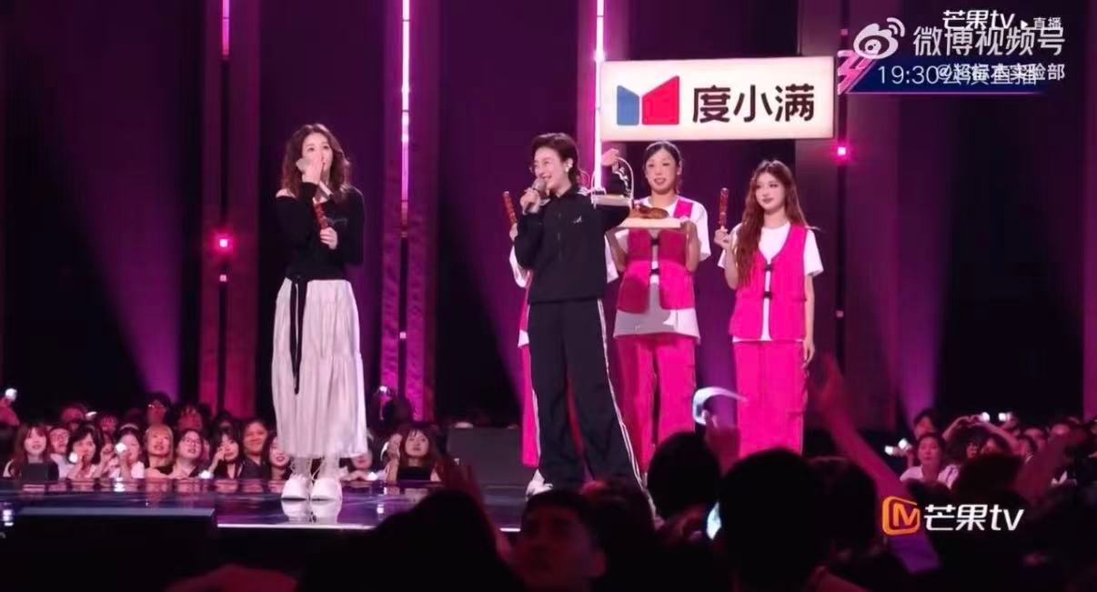 李小冉为家乡宣传糖葫芦 路人视角有感，李小冉安利家乡糖葫芦全程自然松弛。没有华丽