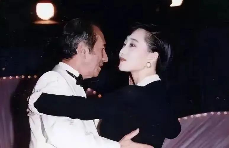 1987年，在一次慈善晚会上，赌王和利智相识并共舞。不久后，港媒传出：“利智将成