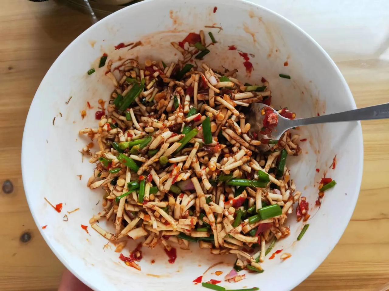 #都是我最喜欢的家乡菜# 最喜欢就是凉拌折耳根、火烧辣椒、酸辣椒拌水豆豉   吃