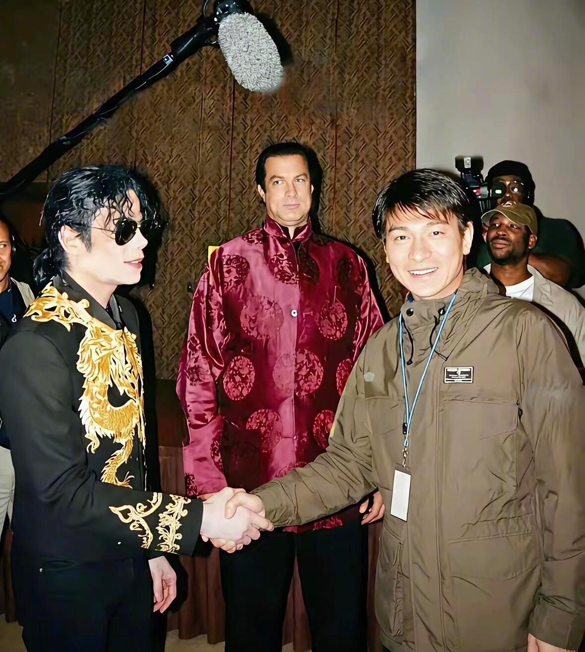 没想到刘德华和迈克尔·杰克逊还有一张这样的留影。 