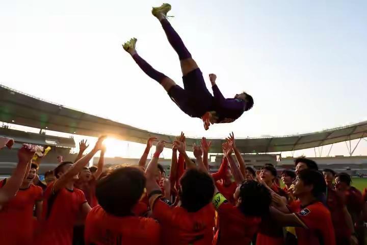 给李昊点赞，小伙又帅又棒。未来男足的栋梁。中国足球的希望[鼓掌][比心]