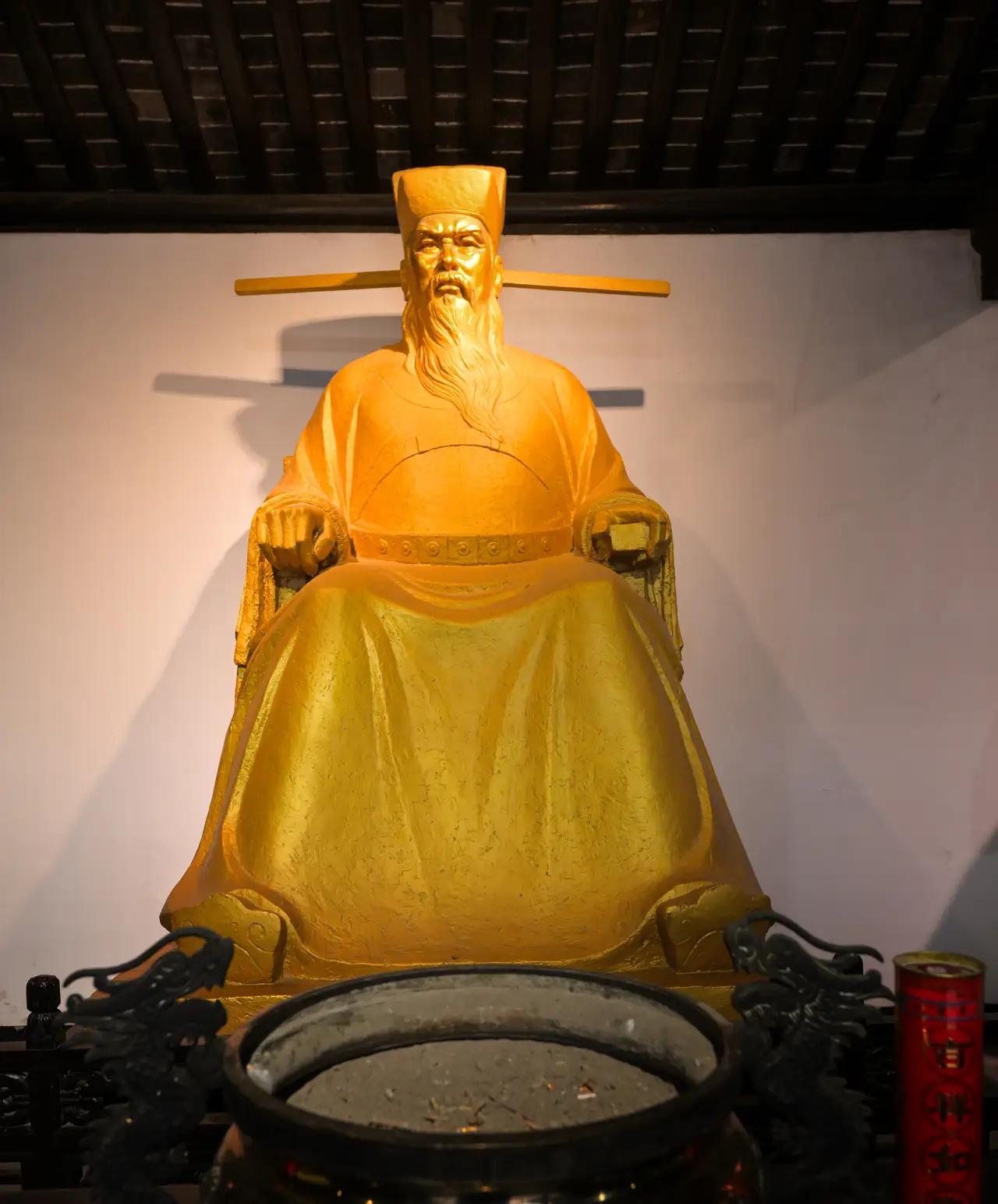 我站在开封包公祠那块石碑前看了很久。包拯两个字下面，被人摸出了一道深深的凹痕。不