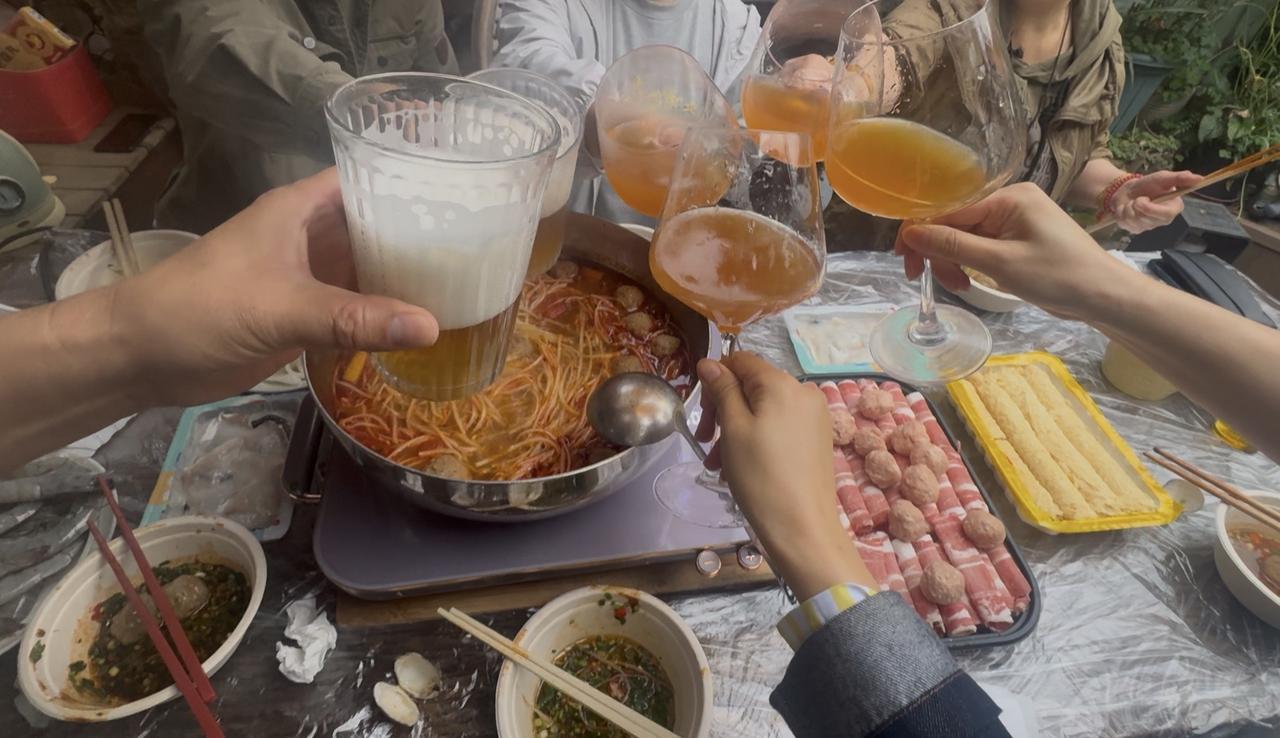 今天是五一假期第一天，有两个女同学携家人来我家聚会。

本来我们是一个四人群，里
