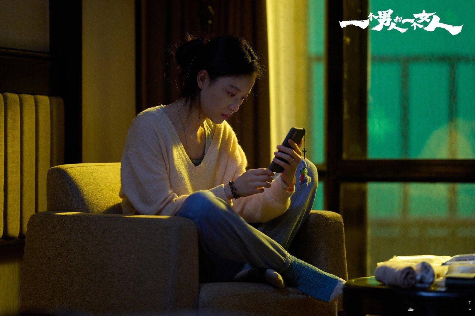倪妮一把握住了粉丝的手倪妮隔空摸头粉丝 倪妮首映礼上的温柔举动太圈粉了！握粉丝手