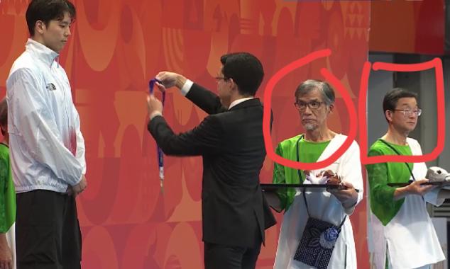 日本不止住宿在省钱，连颁奖礼仪小姐的钱也省了。
 
名古屋亚运会200米蝶泳颁奖