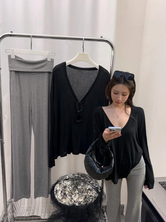 松弛穿搭~长袖T恤女V领打底衫
