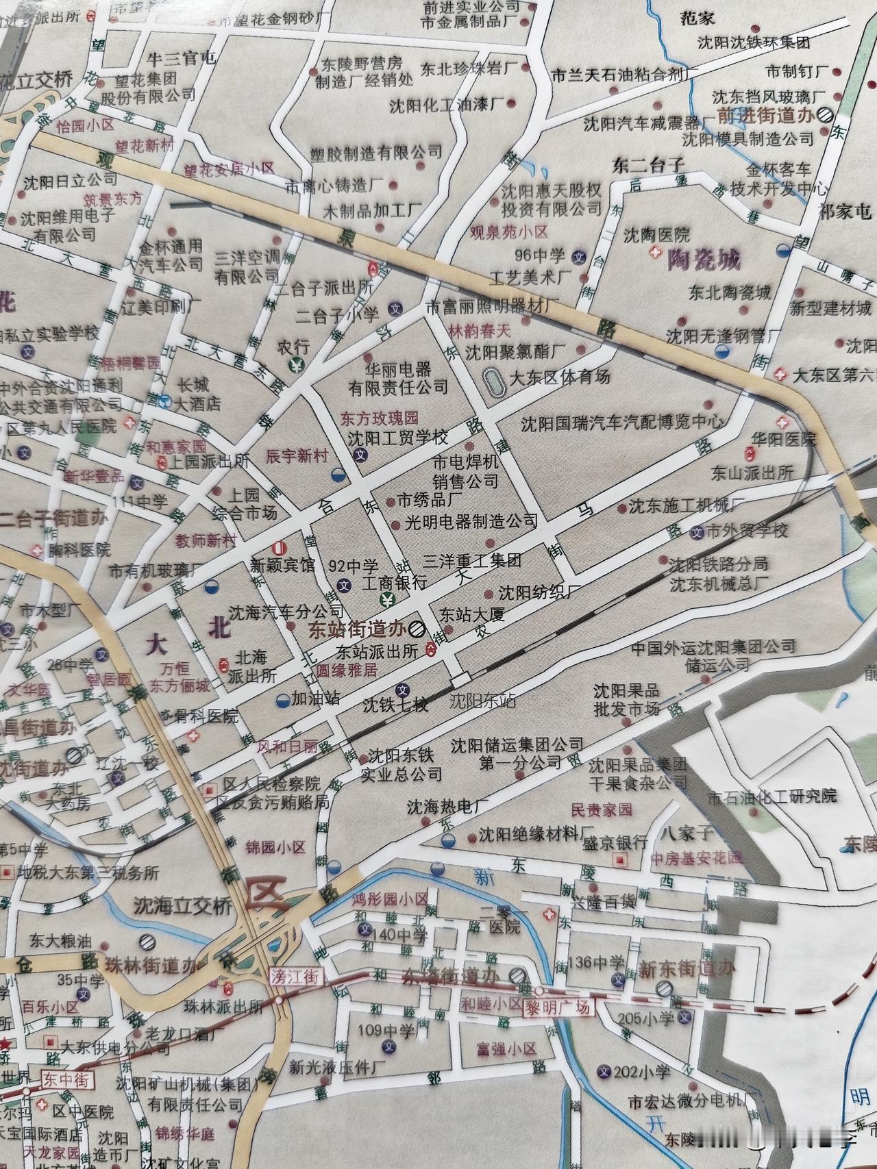 沈阳市“东北大马路”的历史由来。
“东北大马路”，位于大东区北部，东起观泉路，西