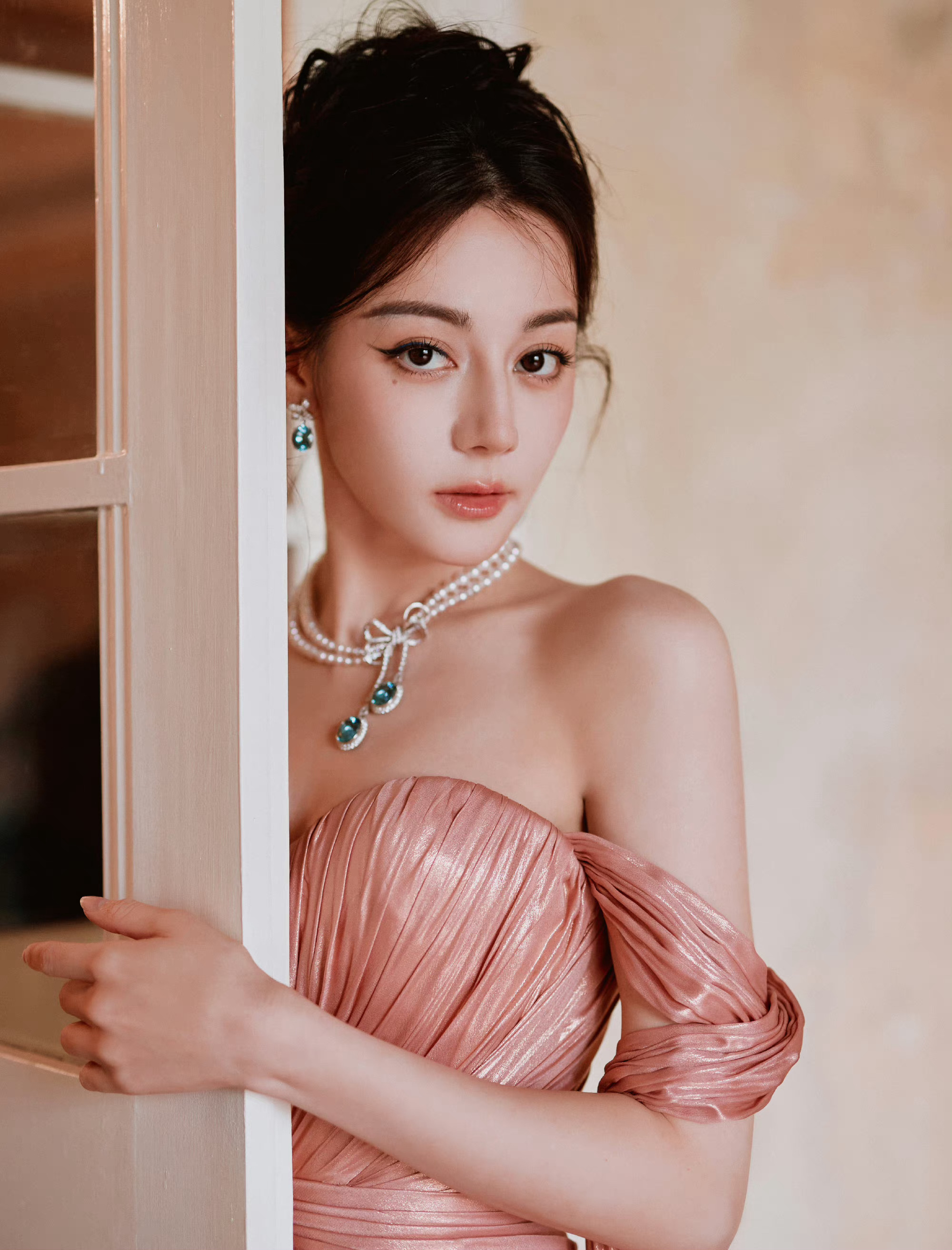 #迪丽热巴 金九#迪丽热巴一出场就给人一种很贵气，咖位和星光都很高的感觉，是我们