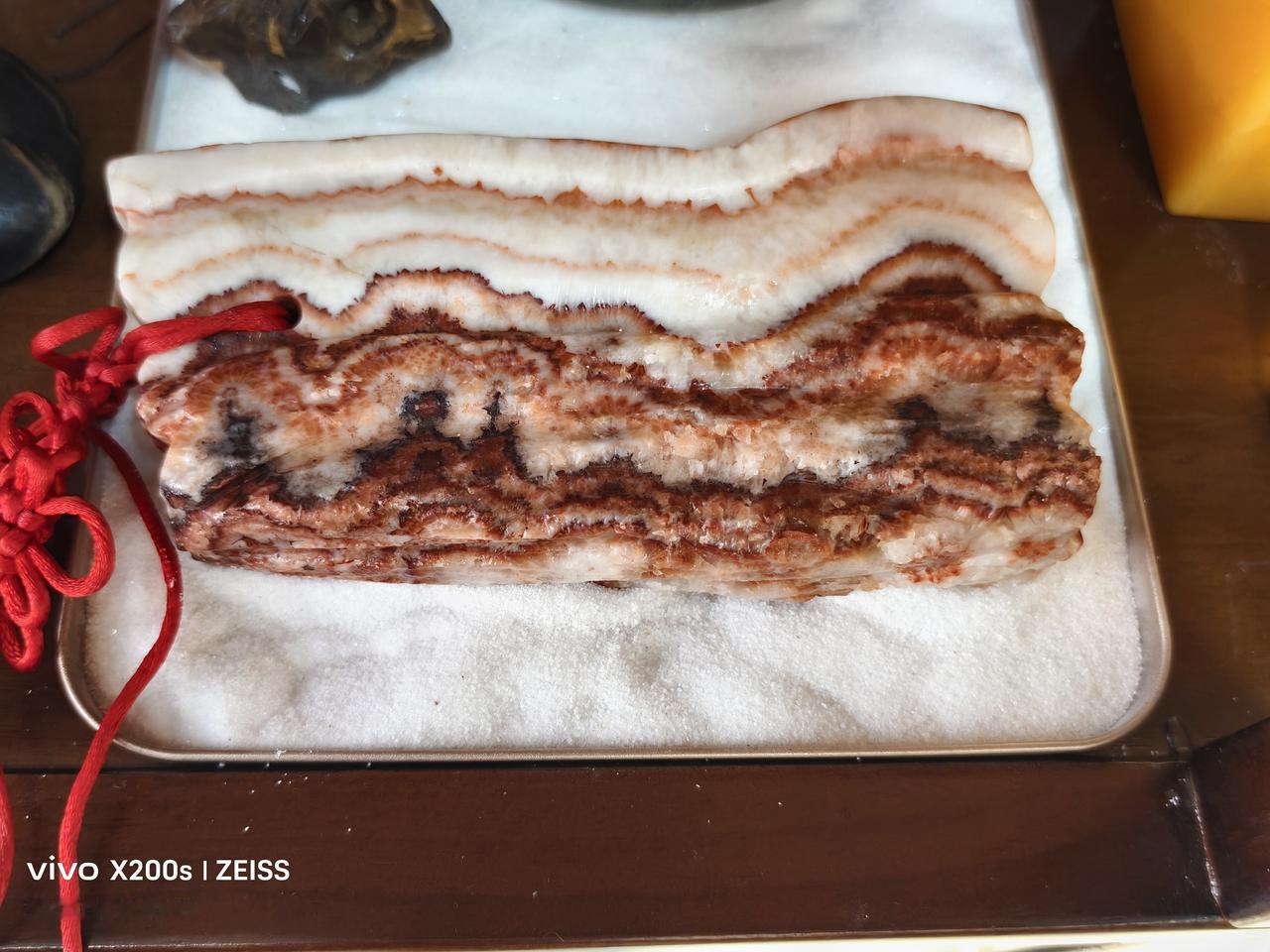 身边见闻随手拍怎么也煮不熟的五花肉：下图是闲人爱动在一石店内用手机拍摄的图片，其