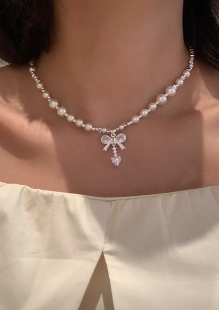 不太理解这位设计师的审美。感觉像在钻石蛋 diao 上系了一条缎带。 