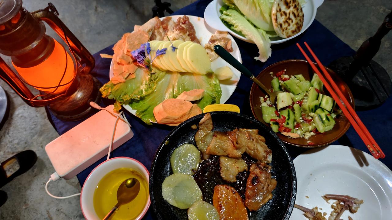 打卡山里生活今晚一个人老屋烤肉……山里的傍晚很宁静，雨落屋檐……心向蓝天……