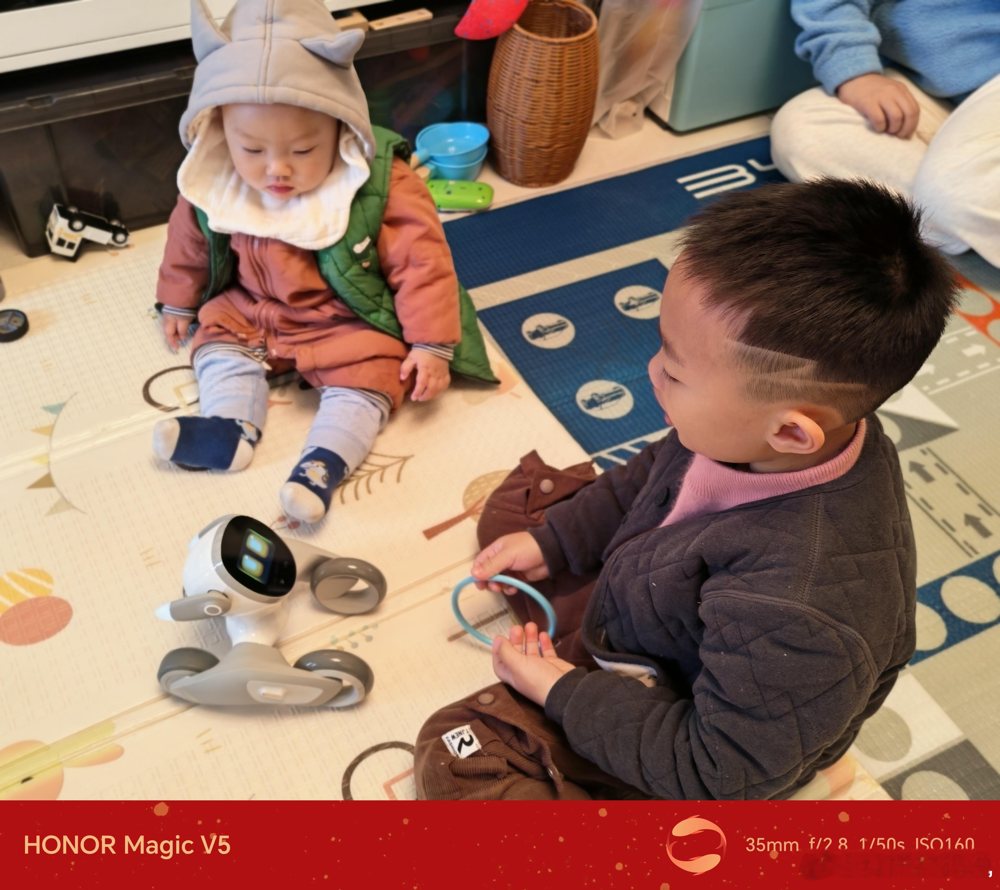 一大早哥哥就带着弟弟赛博遛狗