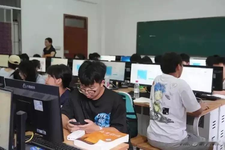 低学历的父母在子女高中时期就已经被子女看不起了。
     去年侄儿高考后面临填
