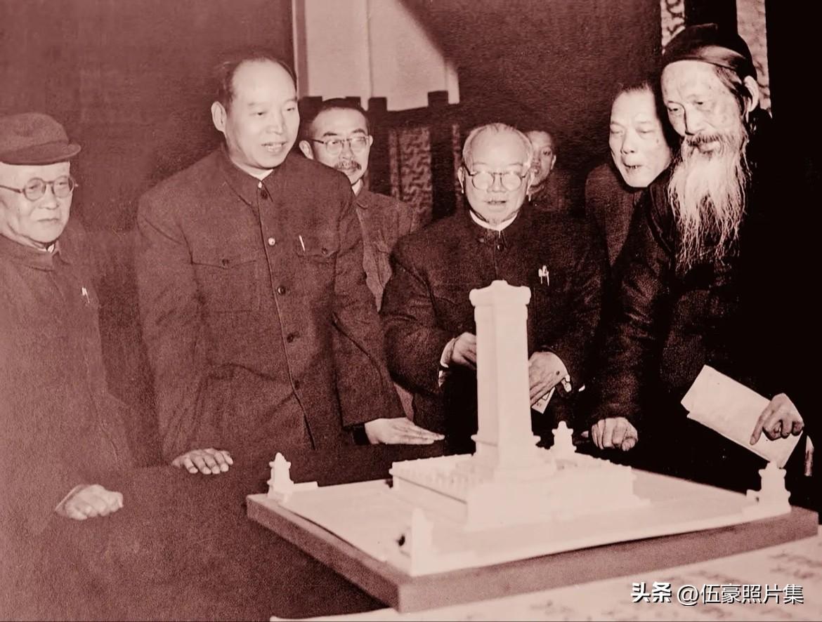 1952年4月，时任北京市市长、首都人民英雄纪念碑兴建委员会主任的彭真，专门邀请