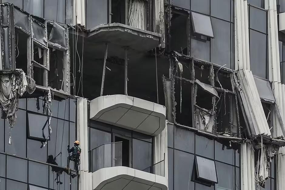【伊朗向阿联酋发射导弹和无人机，网友：听到巨大爆炸声，窗户震动】

中东地区紧张