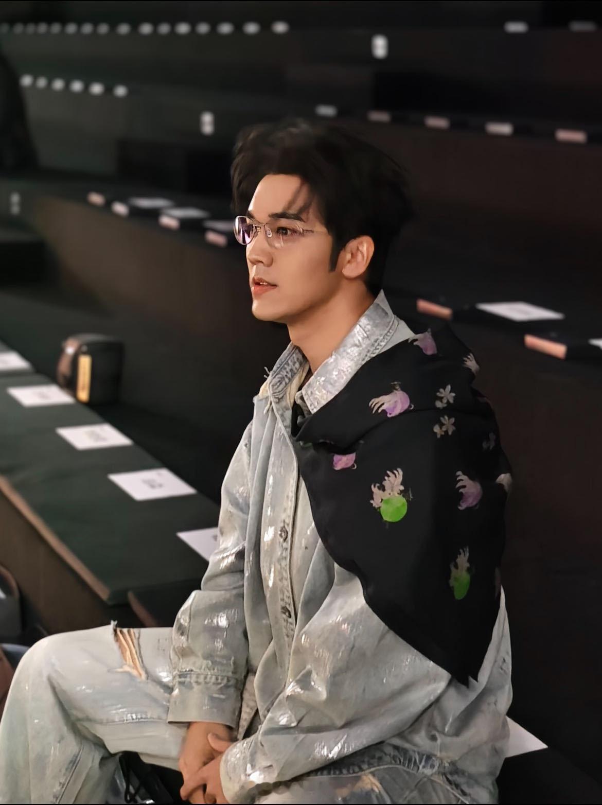 陈牧驰刷银丝牛仔造型 这套造型穿在陈牧驰身上平衡了少年的鲜活朝气与成熟男性的强大