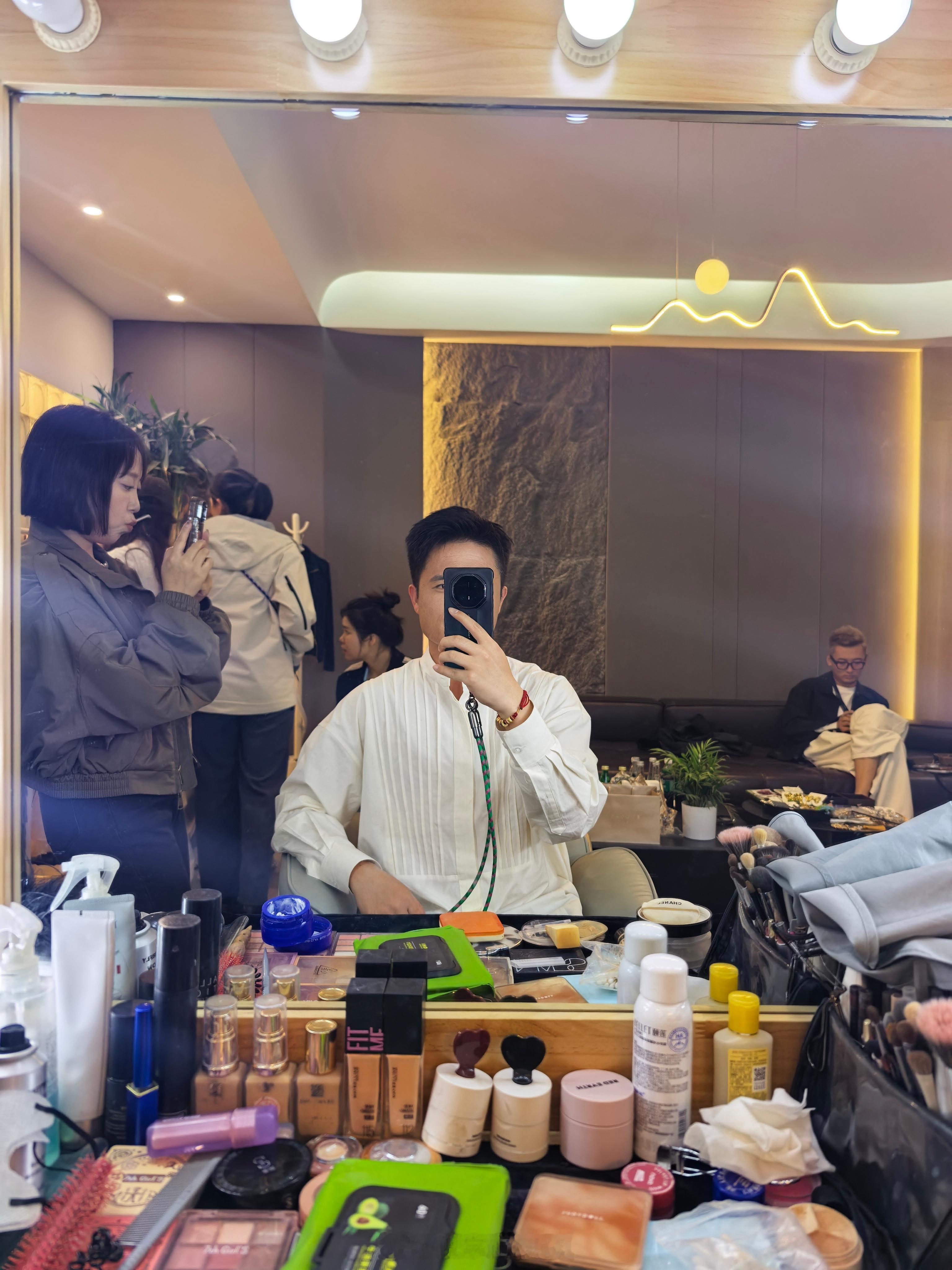 岚图拍摄真不错  提供化妆  还提供很多好看的衣服 末班车 拍一下泰山X8我和汽