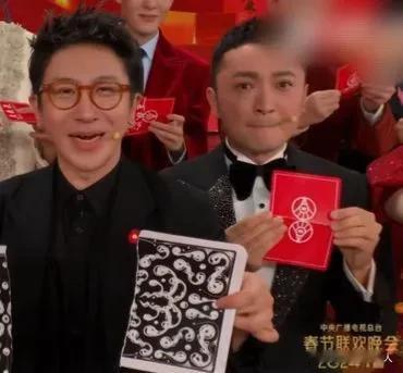 笑死了，刘谦的魔术全毁在尼格买提的手上，要知道这是春晚啊，你怎么能够穿帮呢？

