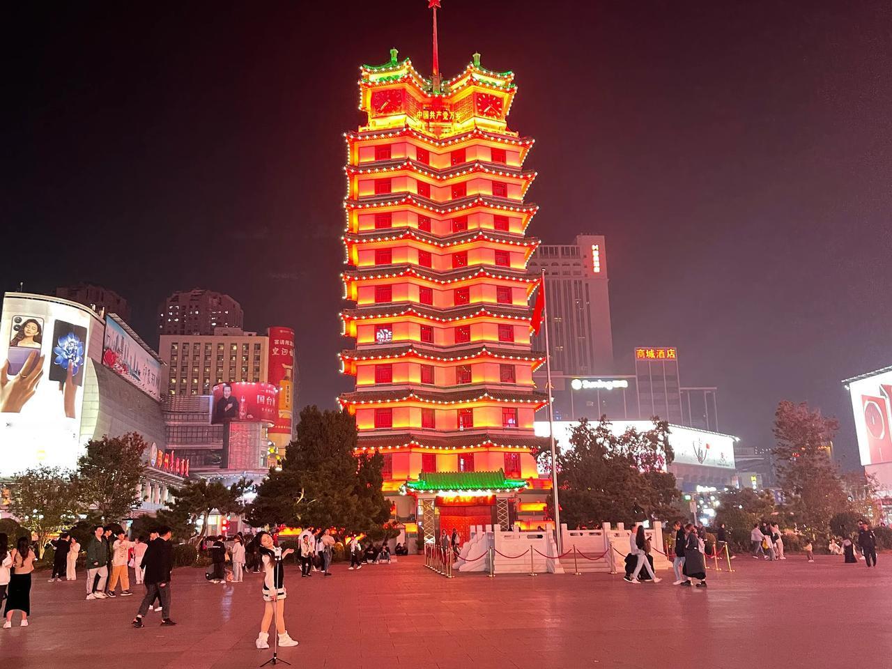 郑州随笔（7）二七广场：夜晚的二七广场流光溢彩，德化步行街更是红红火火，真切地感