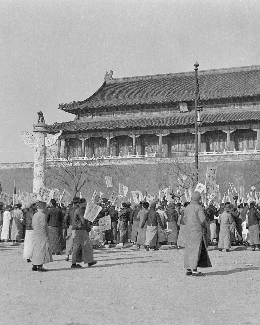 青年学生在北京示威游行，1919年5月4日。 5月4日，五四爱国运动的...