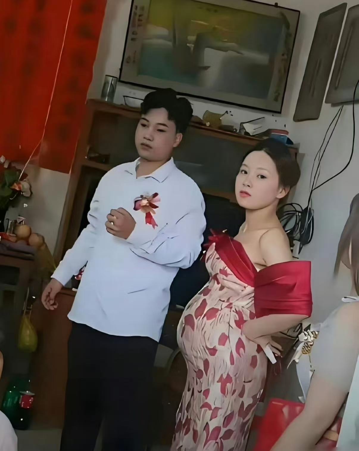 看到新娘新郎，突然觉得社会不仅进步了，而且更宽容了。 