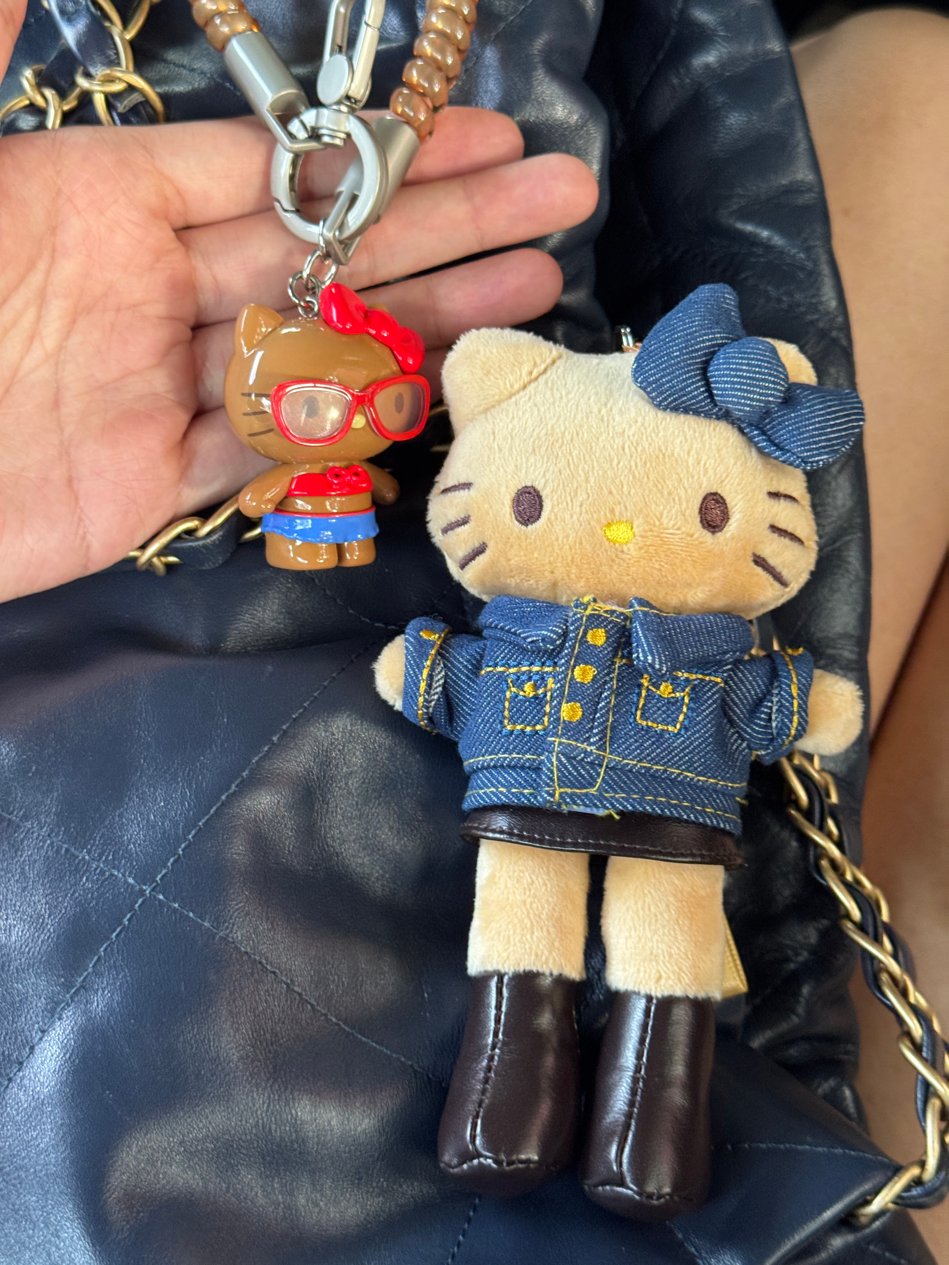 真的很爱hello Kitty，不死心又挂上了新的一个。认真思考了下，上次在香港