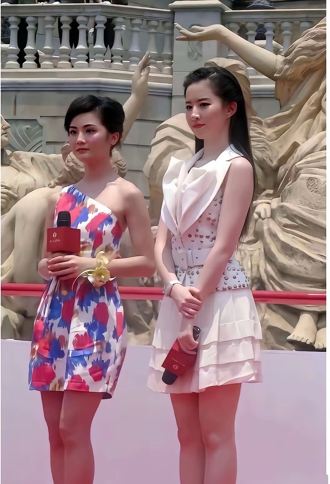 右边是刘亦菲，左边是谁啊？ 