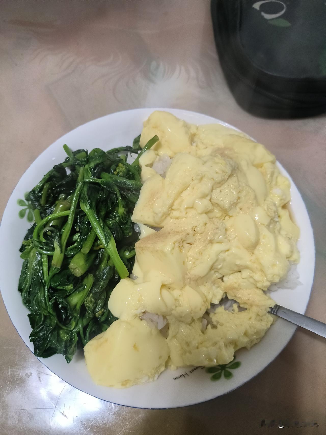 今天的晚饭，继续把减肥贯彻到底。

油盐水煮油菜苔，还有炖蛋，下面铺的大约一两左