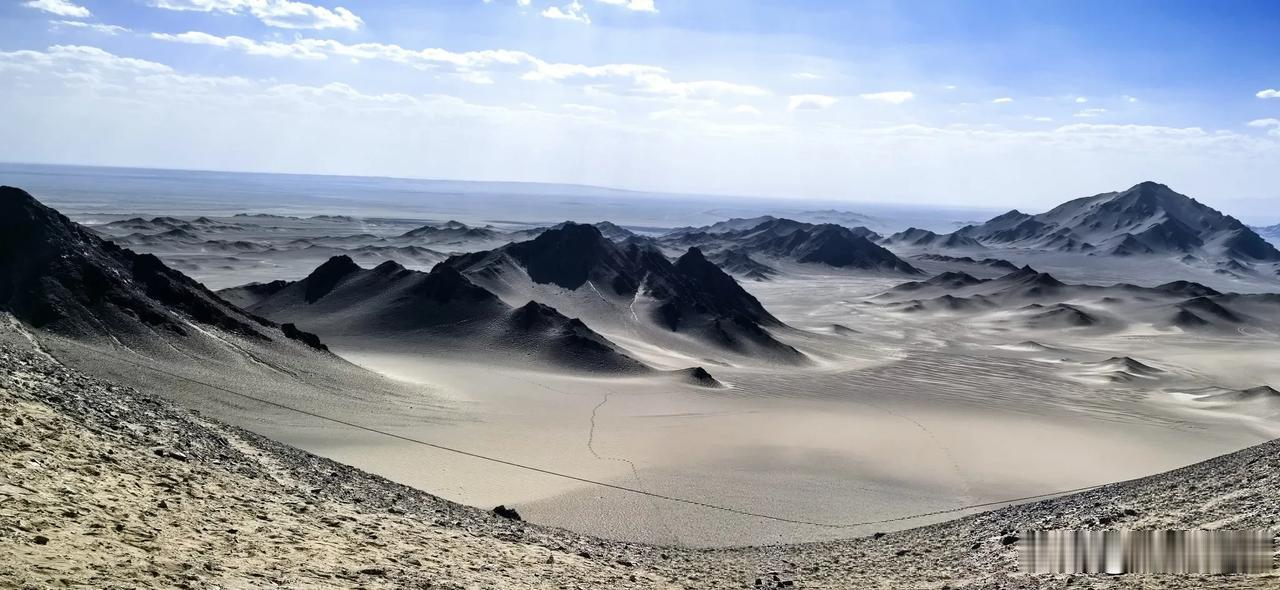 水墨丹青·黑独山
墨色入戈壁，天地皆留白