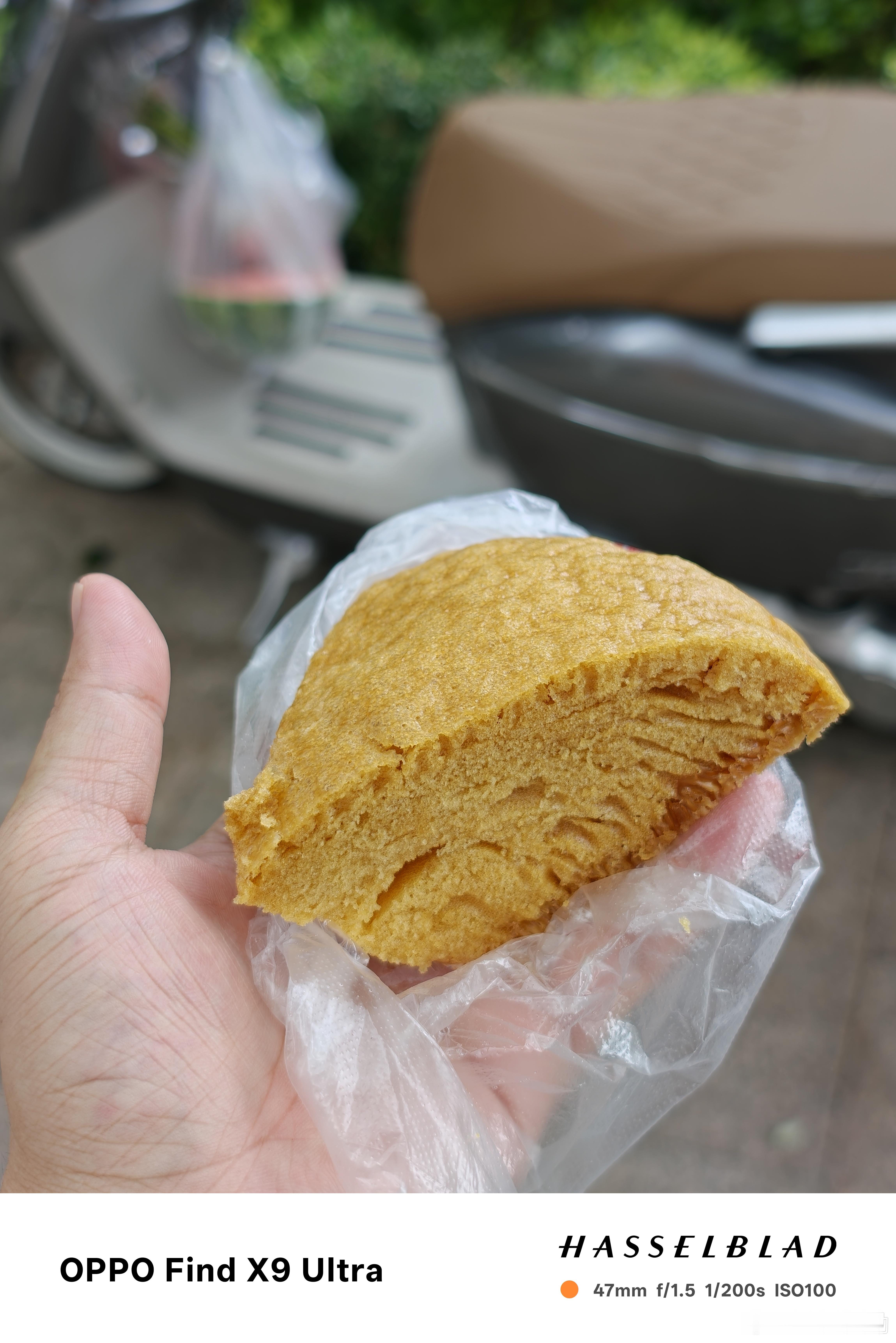 今天早餐是一块马拉糕，两口吃完，你们知道多少钱吗？三块钱很多人可能对三块钱的马拉