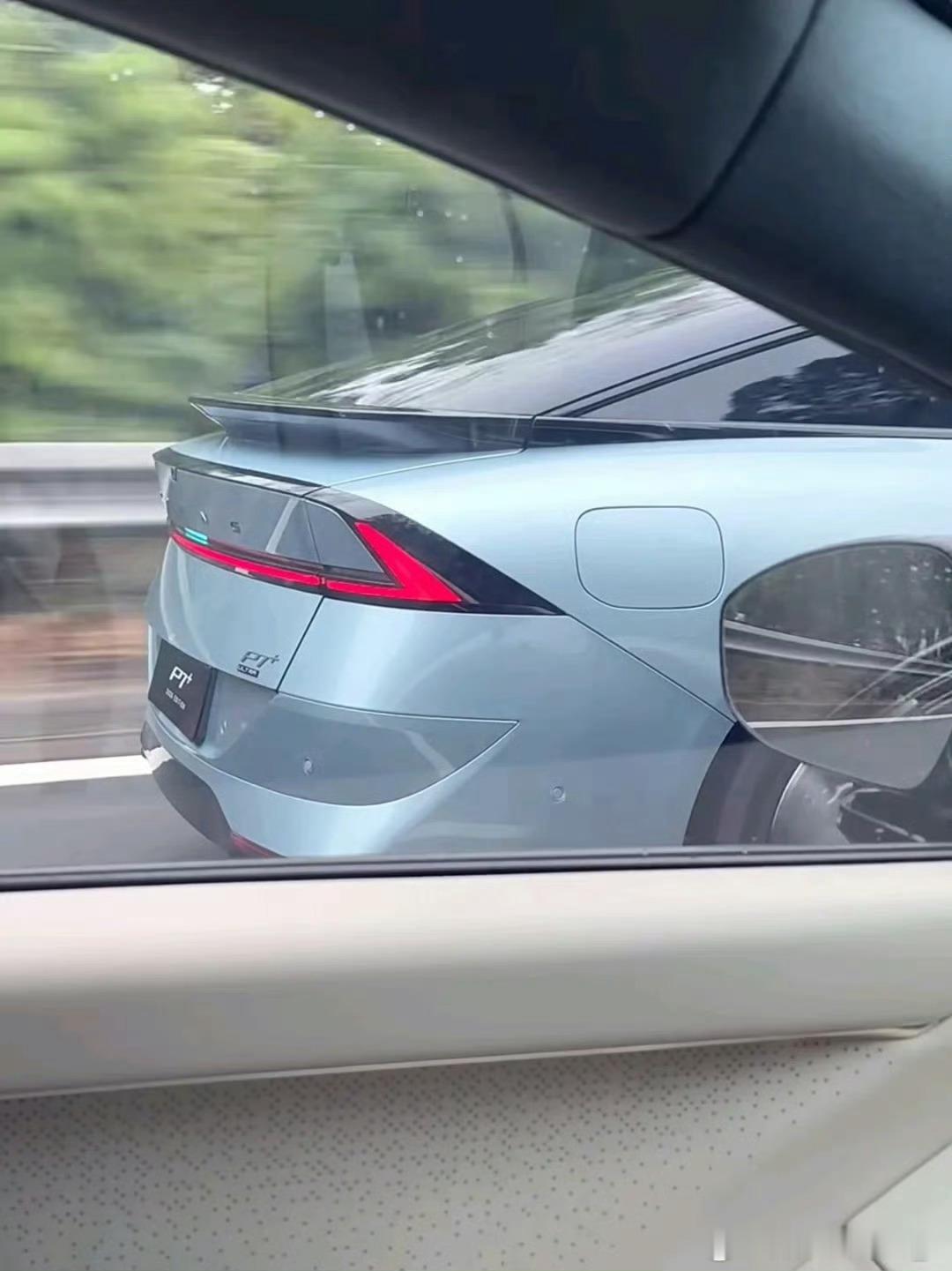 小鹏P7+新图曝光，不知道是不是为了区分增程和纯电，不过根据图1侧面来看，轻微的