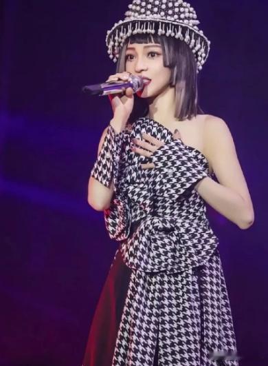 听说张韶涵这套千鸟格公主风造型全网零差评，活泼俏皮又带有知性美，简直太惊艳了！ 