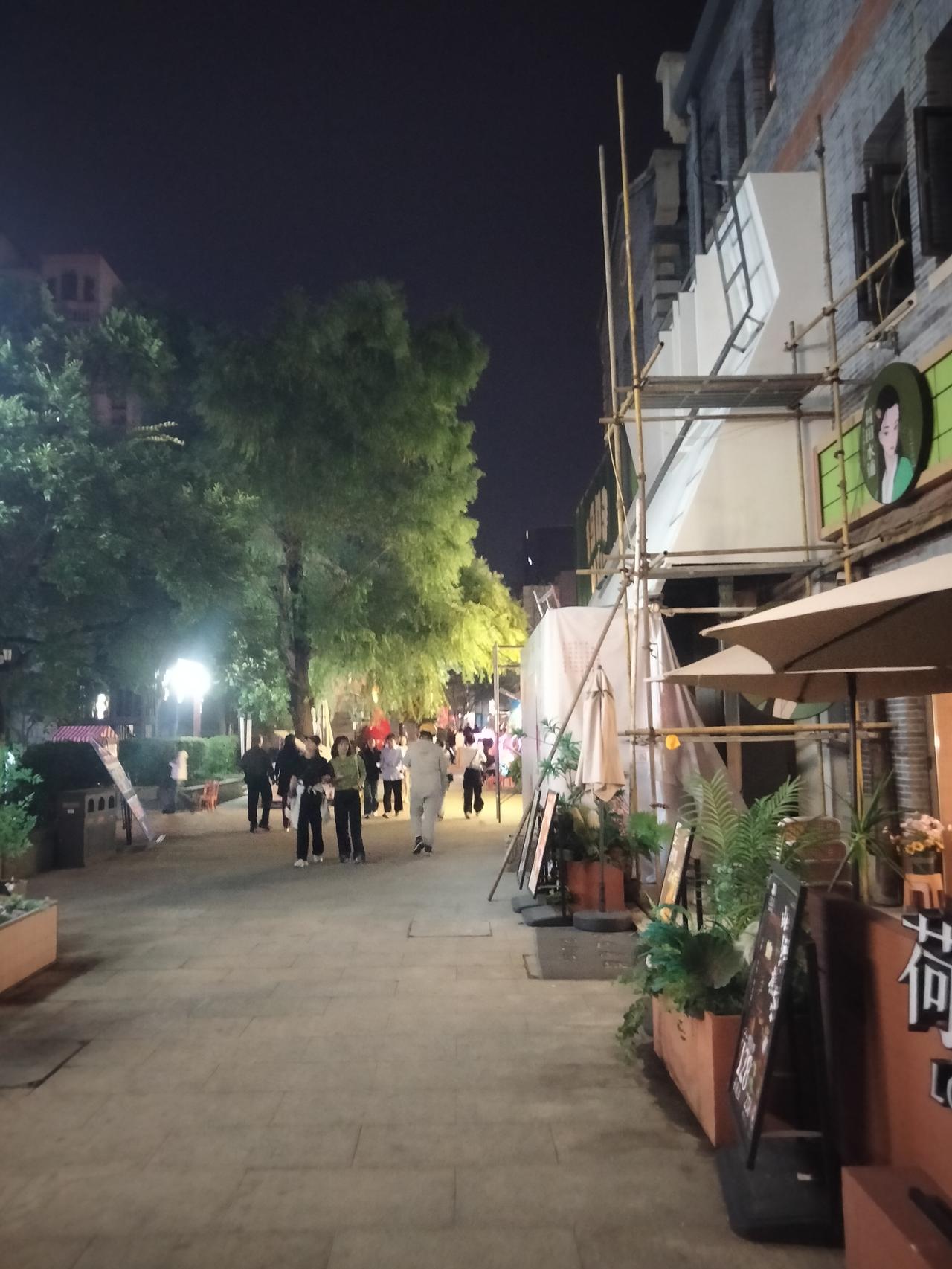 . 不用刻意制造浪漫，和你发呆闲聊，平淡琐碎都变得格外珍贵。